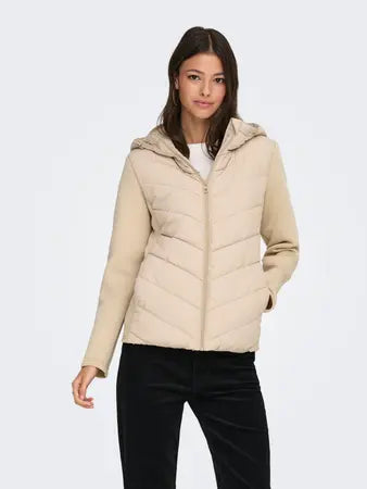 Abrigo beige con cuerpo acolchado frontal modelo JDY