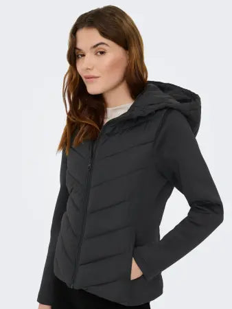 Catalogo abrigo negro acolchado de JDY perfecto para deporte