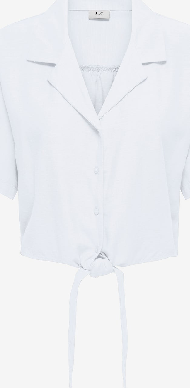 Camisa de manga corta y cuello de solapa, con lazo en cintura.

Composición: 90% Viscosa y 10% Lino.

Se recomienda lavar a mano o en lavadora hasta 30º. No usar lejía, planchar suavemente del revés hasta 110º y no usar secadora.