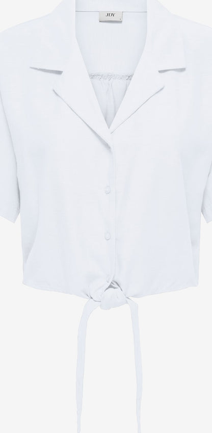 Camisa de manga corta y cuello de solapa, con lazo en cintura.

Composición: 90% Viscosa y 10% Lino.

Se recomienda lavar a mano o en lavadora hasta 30º. No usar lejía, planchar suavemente del revés hasta 110º y no usar secadora.