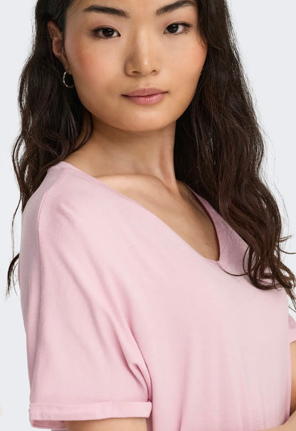 Camiseta básica de maga corta y escote en pico. Tejido suave y confortable.

Composición: 96% Viscosa y 4% Elastano.

Se recomienda lavar a mano o en lavadora hasta 30º. No usar lejía, planchar suavemente del revés hasta 110º y no usar secadora.