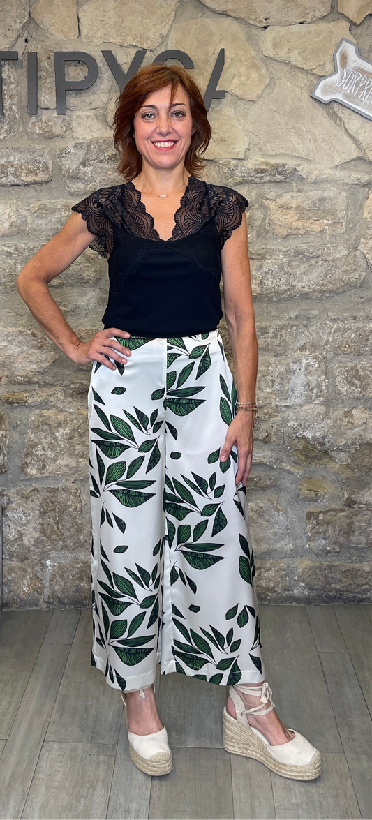 Pantalón tipo satén, estampado, con cremallera en lateral y pata ancha.

Composición: 100% Poliéster.

Se recomienda lavar a mano o en lavadora hasta 30º. No usar lejía, planchar suavemente del revés hasta 110º y no usar secadora.
