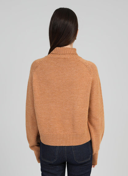 Jersey de cuello alto de tejido suave. Detalle de cordón en frontal.

Composición: 60% acrítico, 30% poliamida, 5% polyester y 5% Alpaca.

Se recomienda lavar a mano o en lavadora hasta 30º. No usar lejía, planchar suavemente del revés hasta 110º y no usar secadora.