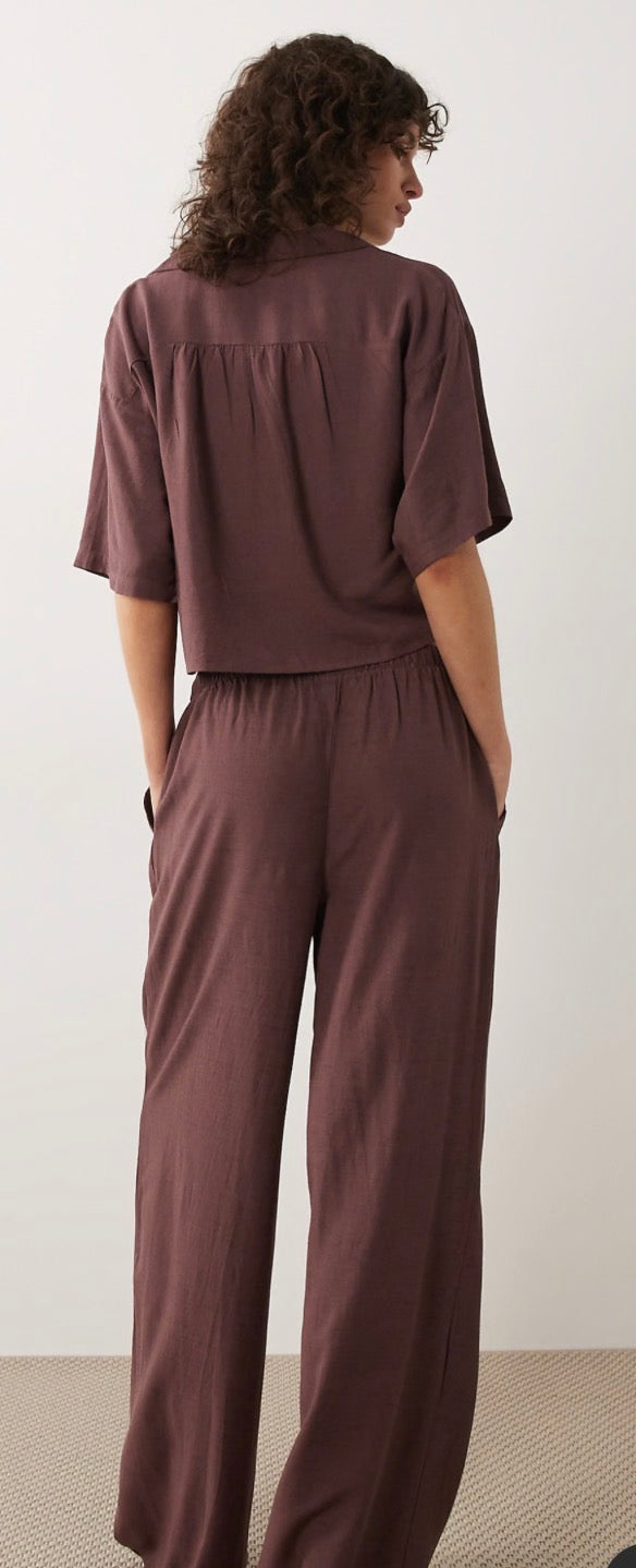Camisa de manga corta y cuello de solapa, con lazo en cintura.

Composición: 90% Viscosa y 10% Lino.

Se recomienda lavar a mano o en lavadora hasta 30º. No usar lejía, planchar suavemente del revés hasta 110º y no usar secadora.