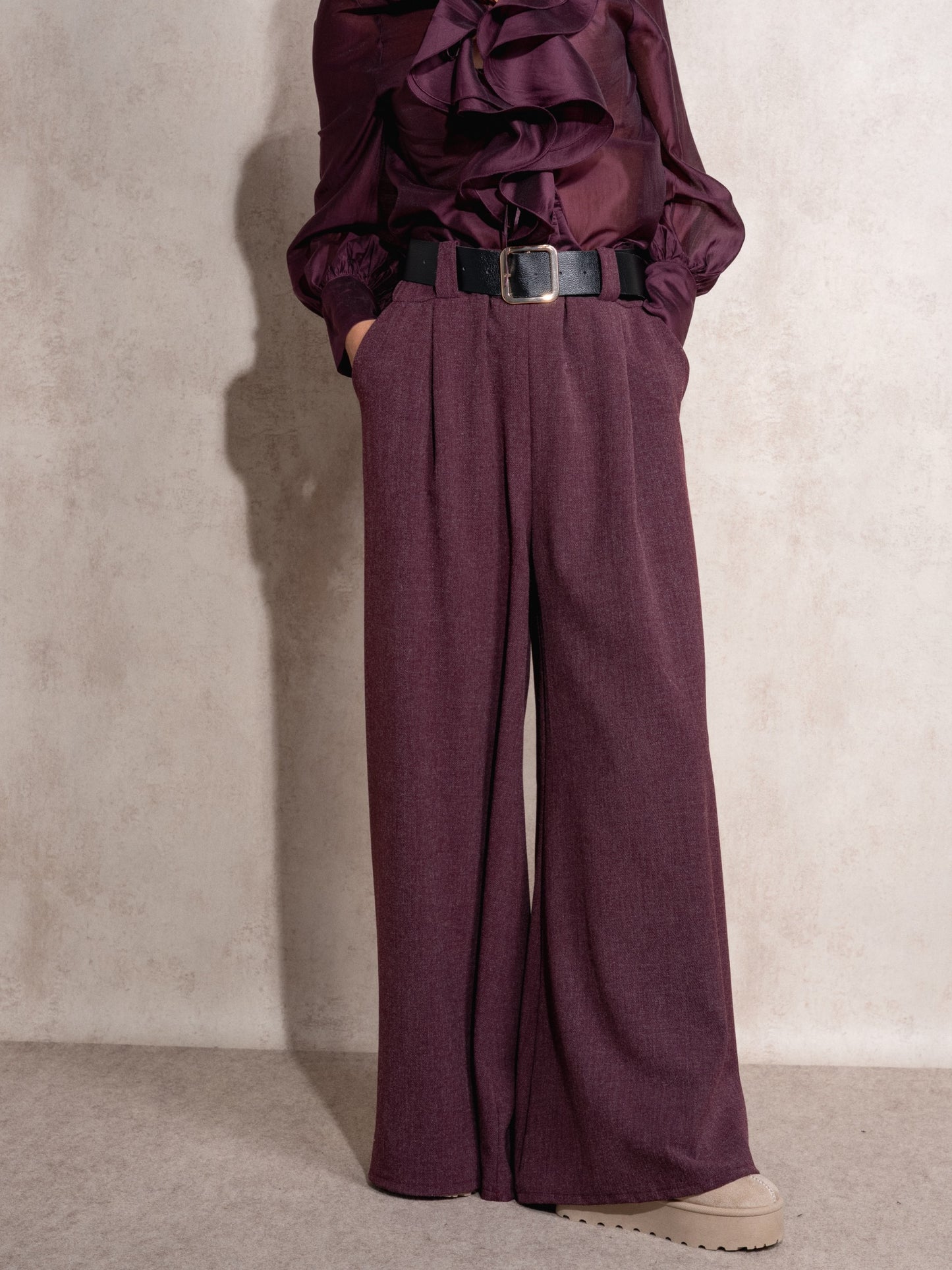 Pantalón de pata ancha, con bolsillos y cinturón incluido.

Composición: 86% Poliéster, 10% Viscosa y 4% Elastano.

Se recomienda lavar a mano o en lavadora hasta 30º. No usar lejía, planchar suavemente del revés hasta 110º y no usar secadora.
