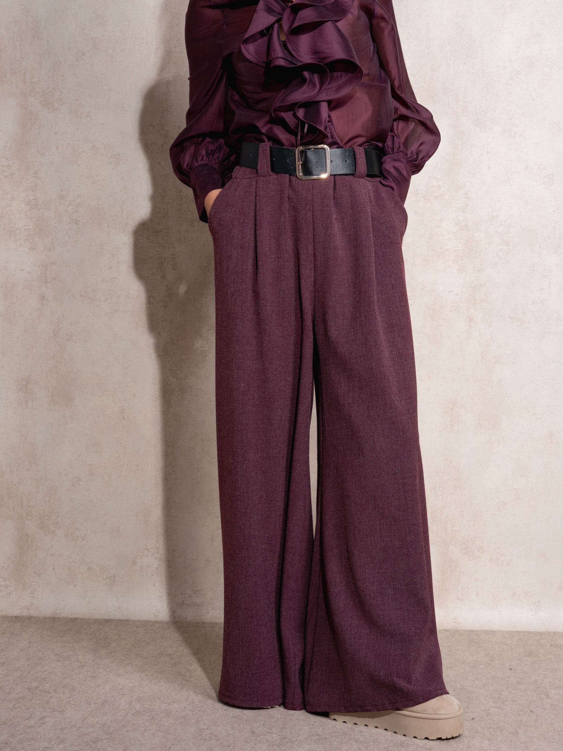 Pantalón de pata ancha, con bolsillos y cinturón incluido.

Composición: 86% Poliéster, 10% Viscosa y 4% Elastano.

Se recomienda lavar a mano o en lavadora hasta 30º. No usar lejía, planchar suavemente del revés hasta 110º y no usar secadora.
