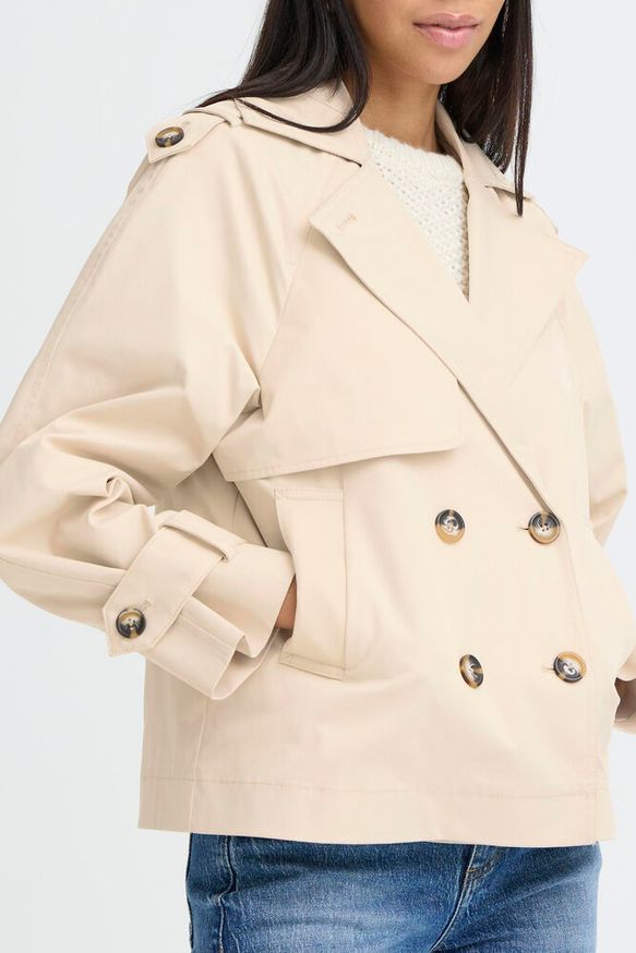 Gabardina corta con solapa y doble botón.

