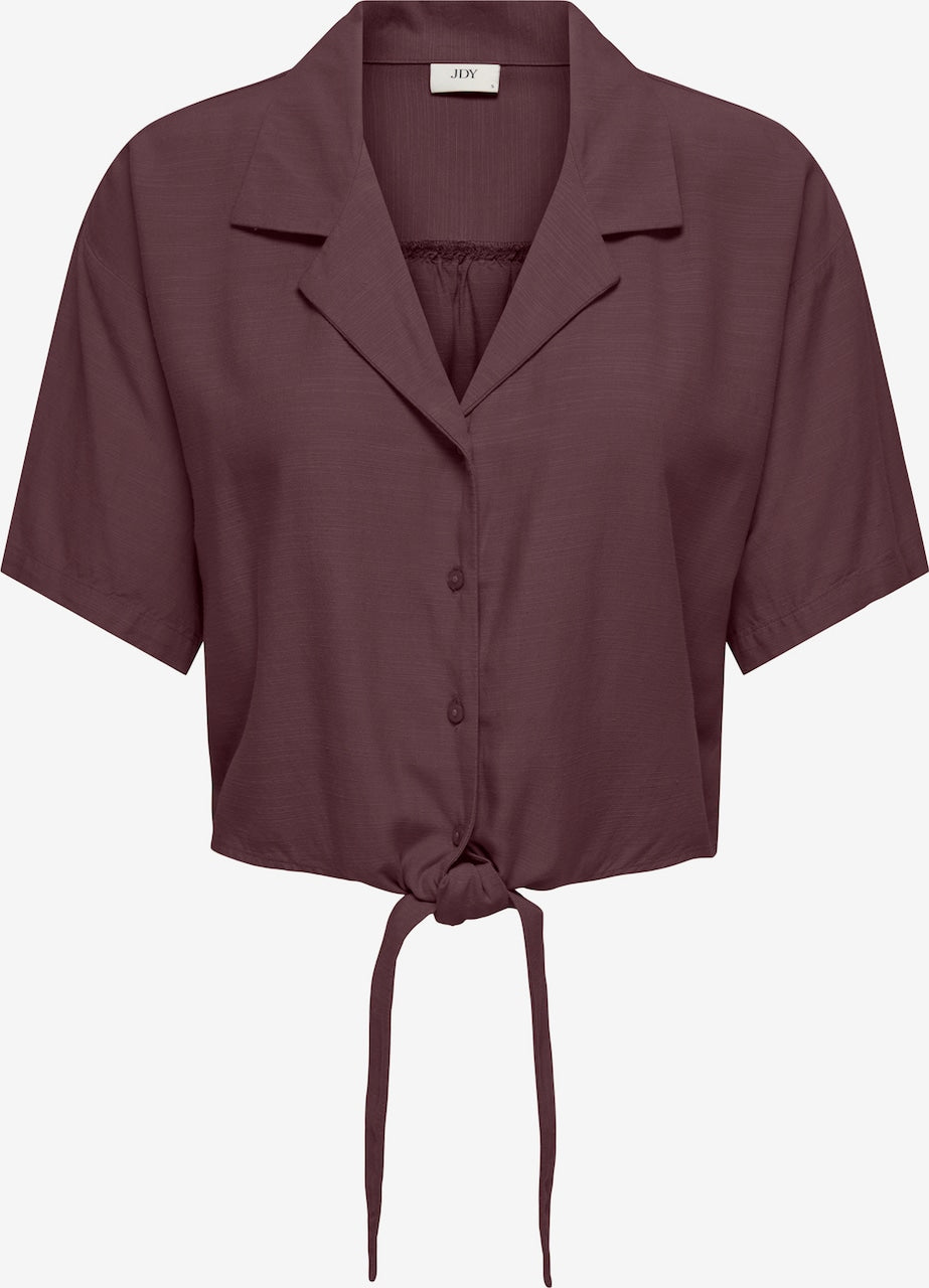 Camisa de manga corta y cuello de solapa, con lazo en cintura.

Composición: 90% Viscosa y 10% Lino.

Se recomienda lavar a mano o en lavadora hasta 30º. No usar lejía, planchar suavemente del revés hasta 110º y no usar secadora.