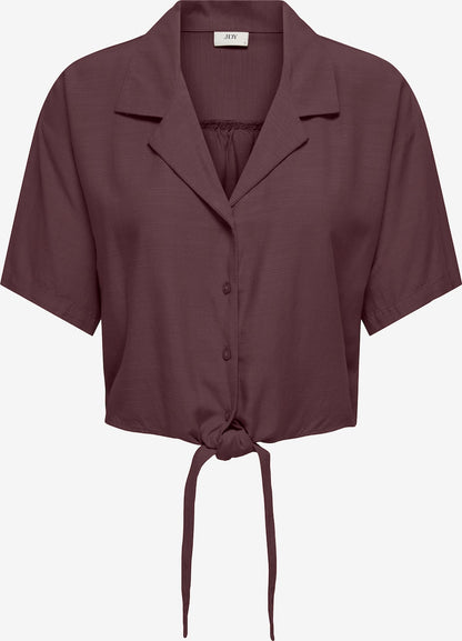 Camisa de manga corta y cuello de solapa, con lazo en cintura.

Composición: 90% Viscosa y 10% Lino.

Se recomienda lavar a mano o en lavadora hasta 30º. No usar lejía, planchar suavemente del revés hasta 110º y no usar secadora.