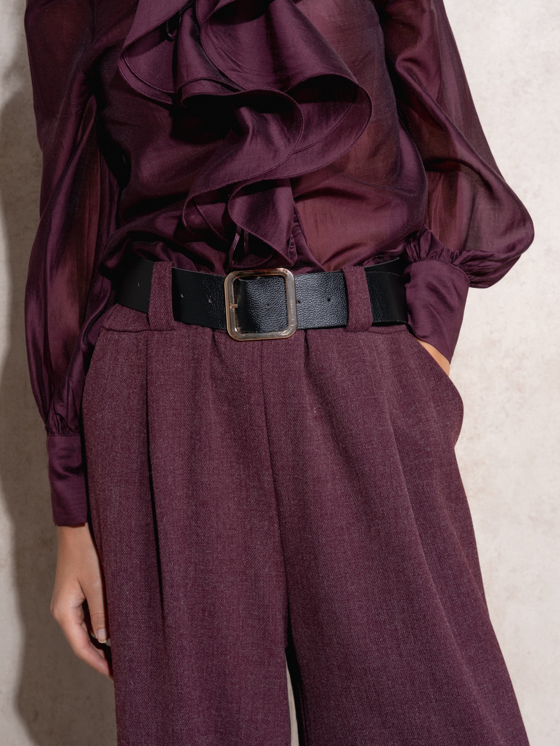 Pantalón de pata ancha, con bolsillos y cinturón incluido.

Composición: 86% Poliéster, 10% Viscosa y 4% Elastano.

Se recomienda lavar a mano o en lavadora hasta 30º. No usar lejía, planchar suavemente del revés hasta 110º y no usar secadora.