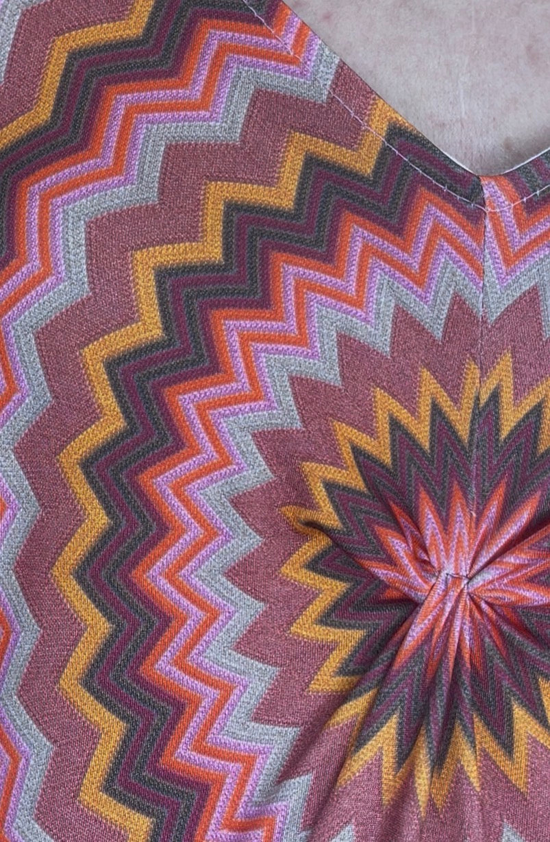 Vestido de tejido agradable que no necesita plancha. Detalle de nudo en pecho.

Composición: 95% Poliéster y 5% elastano.

Se recomienda lavar a mano o en lavadora hasta 30º. No usar lejía, planchar suavemente del revés hasta 110º y no usar secadora.
