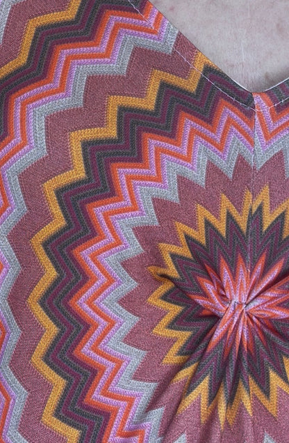 Vestido de tejido agradable que no necesita plancha. Detalle de nudo en pecho.

Composición: 95% Poliéster y 5% elastano.

Se recomienda lavar a mano o en lavadora hasta 30º. No usar lejía, planchar suavemente del revés hasta 110º y no usar secadora.