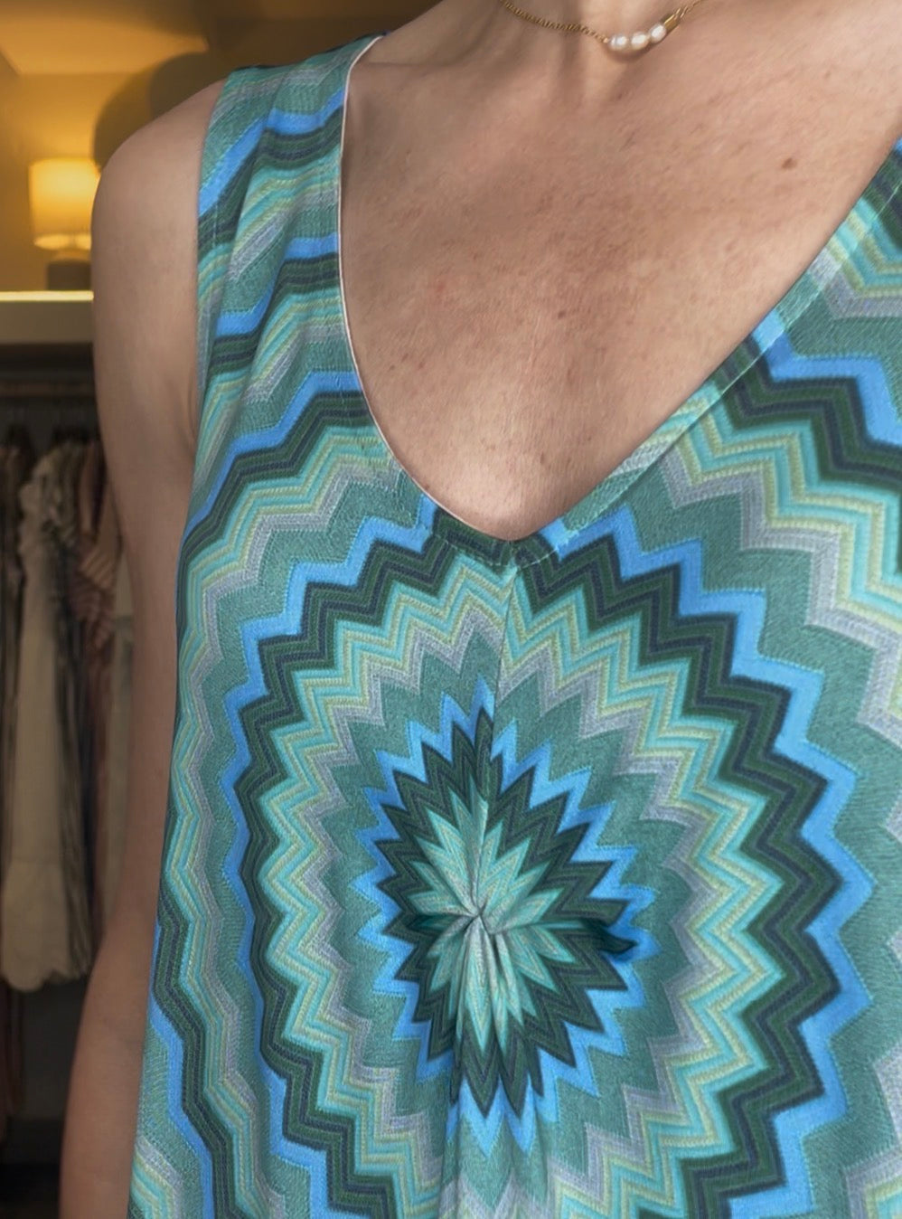Vestido de tejido agradable que no necesita plancha. Detalle de nudo en pecho.

Composición: 95% Poliéster y 5% elastano.

Se recomienda lavar a mano o en lavadora hasta 30º. No usar lejía, planchar suavemente del revés hasta 110º y no usar secadora.