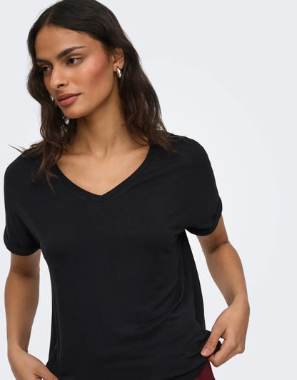 Camiseta básica de maga corta y escote en pico. Tejido suave y confortable.

Composición: 96% Viscosa y 4% Elastano.

Se recomienda lavar a mano o en lavadora hasta 30º. No usar lejía, planchar suavemente del revés hasta 110º y no usar secadora.