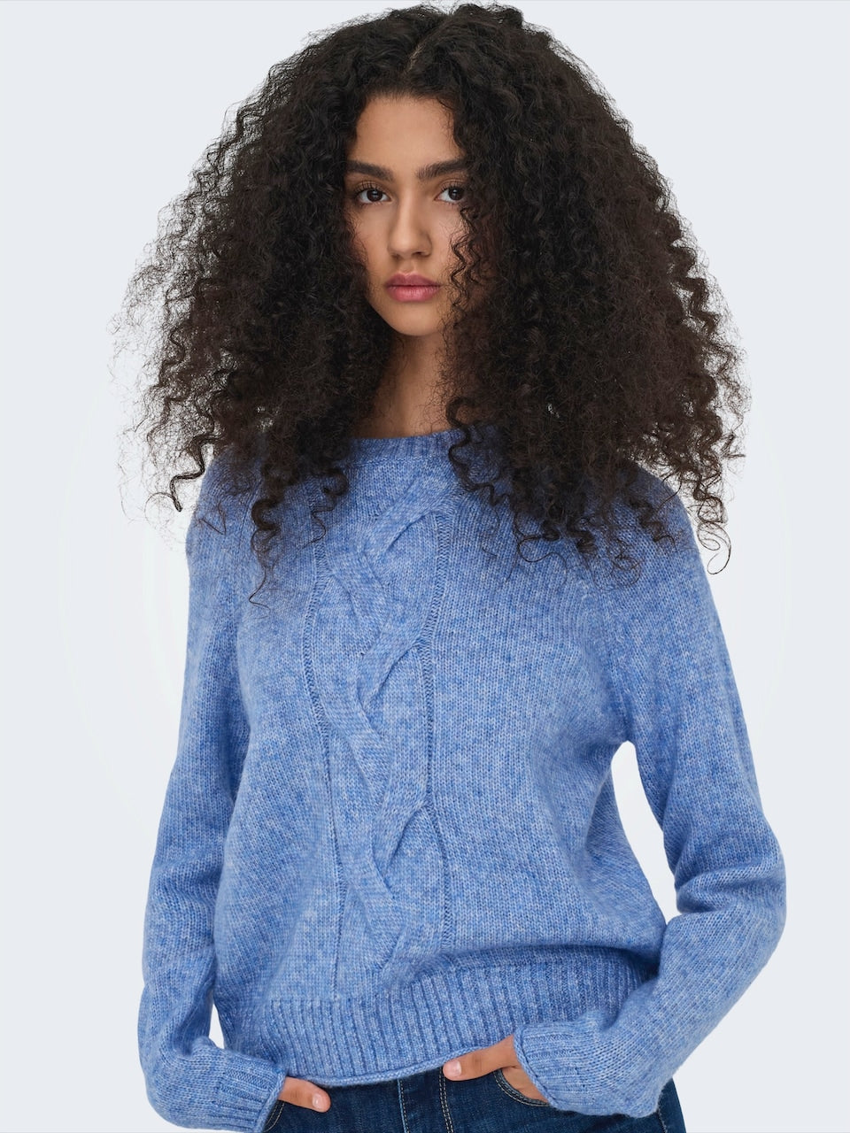 Jersey de cuello redondo, con puño y cuello acanalado y detalle de ochos en parte delantera.

Composición:&nbsp;58% Poliacrílico y 42% Poliéster.

Se recomienda lavar a mano o en lavadora hasta 30º. No usar lejía, planchar suavemente del revés hasta 110º y no usar secadora.