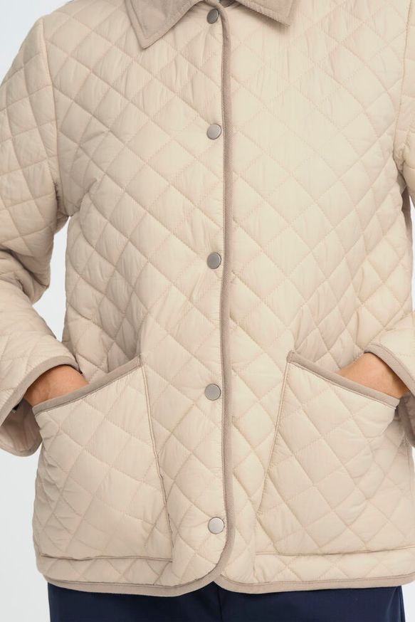 Detalle de los botones del abrigo acolchado beige de JDY