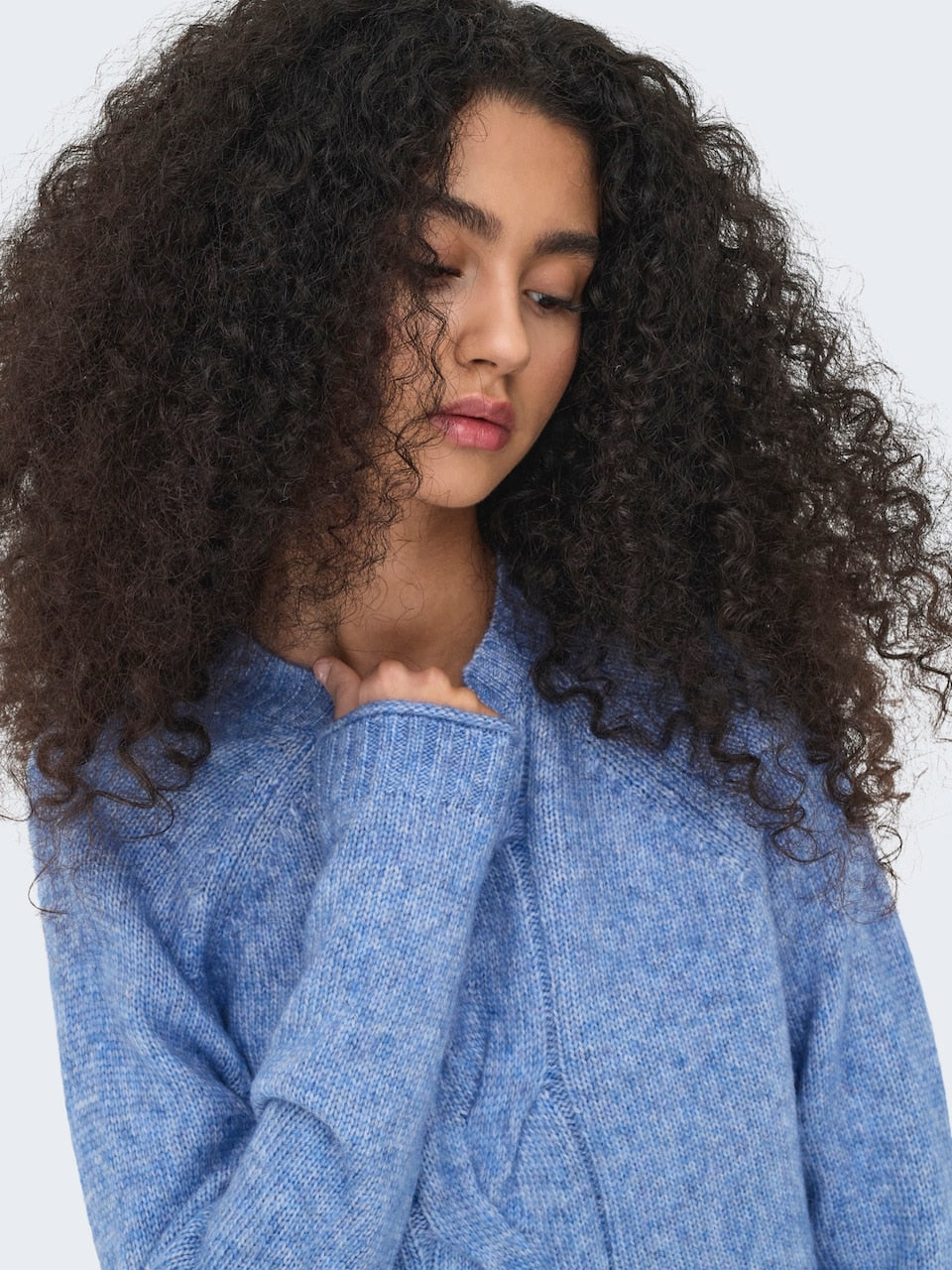 Jersey de cuello redondo, con puño y cuello acanalado y detalle de ochos en parte delantera.

Composición:&nbsp;58% Poliacrílico y 42% Poliéster.

Se recomienda lavar a mano o en lavadora hasta 30º. No usar lejía, planchar suavemente del revés hasta 110º y no usar secadora.
