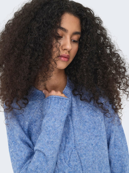 Jersey de cuello redondo, con puño y cuello acanalado y detalle de ochos en parte delantera.

Composición:&nbsp;58% Poliacrílico y 42% Poliéster.

Se recomienda lavar a mano o en lavadora hasta 30º. No usar lejía, planchar suavemente del revés hasta 110º y no usar secadora.