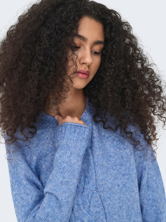 Jersey de cuello redondo, con puño y cuello acanalado y detalle de ochos en parte delantera.

Composición:&nbsp;58% Poliacrílico y 42% Poliéster.

Se recomienda lavar a mano o en lavadora hasta 30º. No usar lejía, planchar suavemente del revés hasta 110º y no usar secadora.
