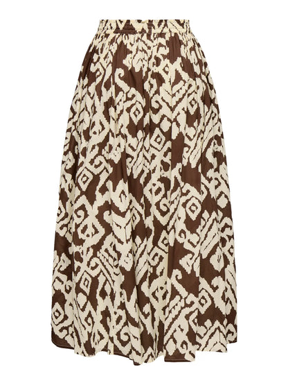Falda con goma en cintura y cordón ajustable.

Composición: 100% Algodón.

Se recomienda lavar a mano o en lavadora hasta 30º. No usar lejía, planchar suavemente del revés hasta 110º y no usar secadora.