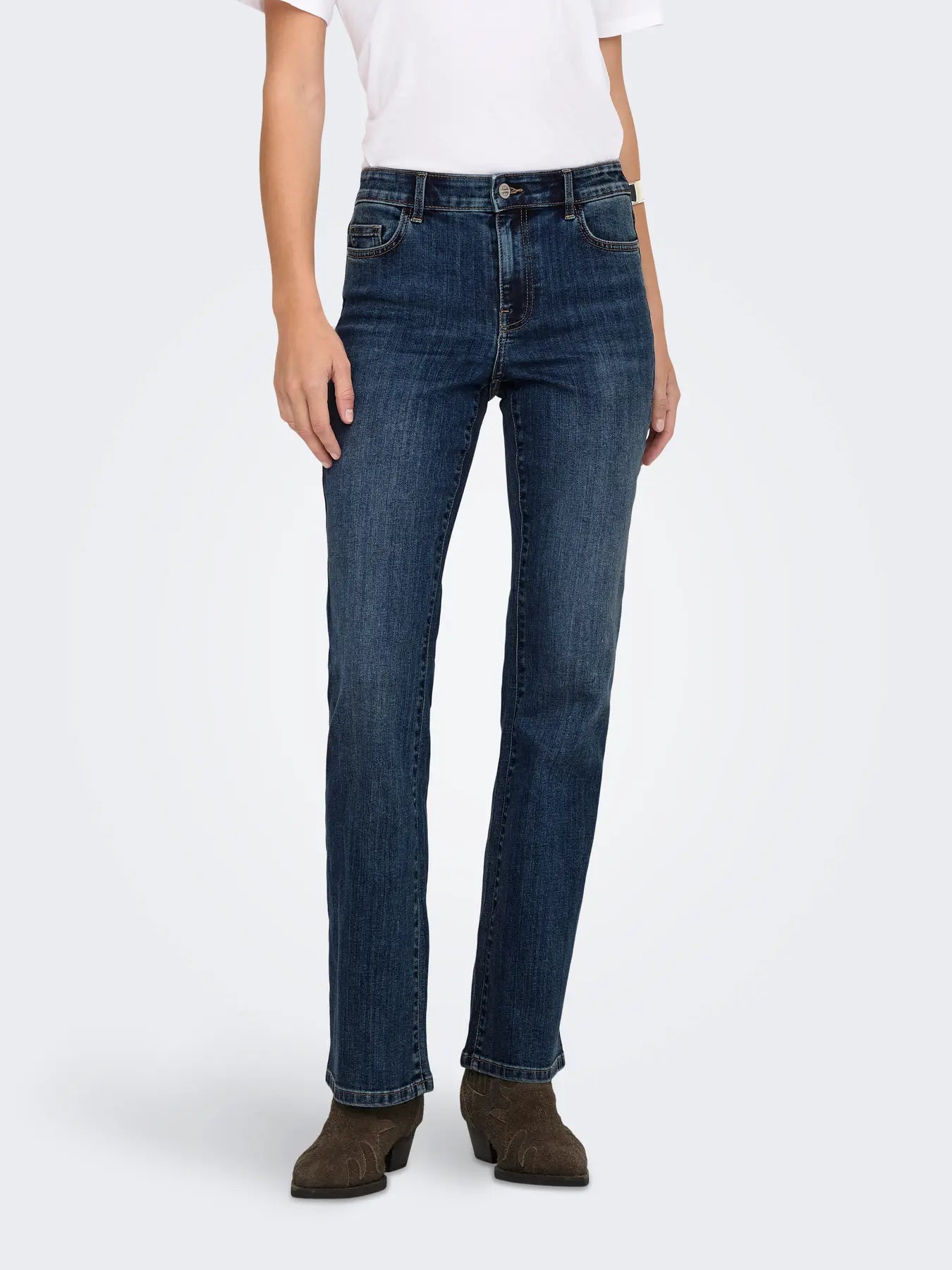 Pantalón vaquero, corte recto y ligeramente acampanado en el bajo.


Composición: 81% Algodón, 17% Poliéster y 2% Elastano.


Se recomienda lavar a mano o en lavadora hasta 30º. No usar lejía, planchar suavemente
del revés hasta 110º y no usar secadora.