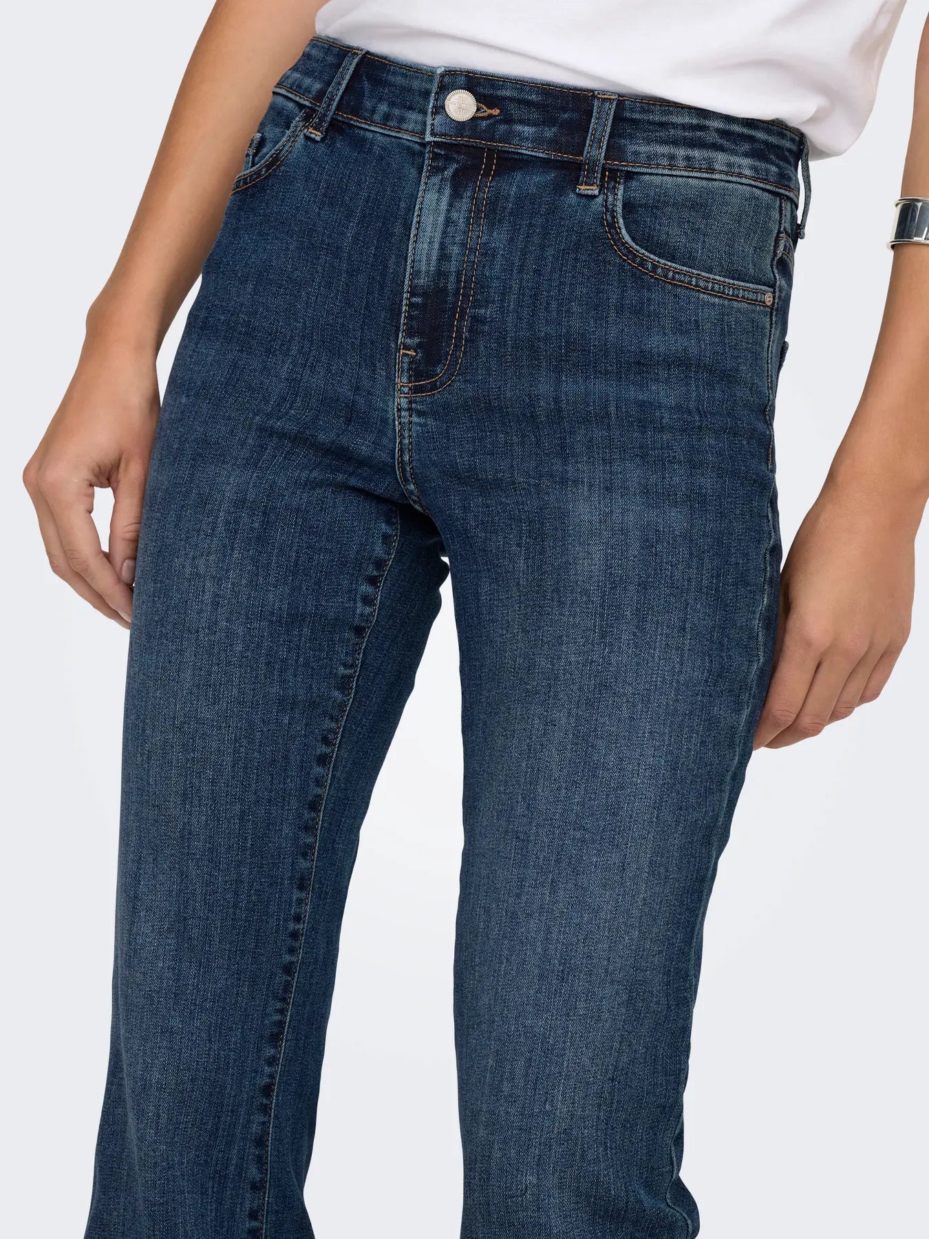 Pantalón vaquero, corte recto y ligeramente acampanado en el bajo.


Composición: 81% Algodón, 17% Poliéster y 2% Elastano.


Se recomienda lavar a mano o en lavadora hasta 30º. No usar lejía, planchar suavemente
del revés hasta 110º y no usar secadora.