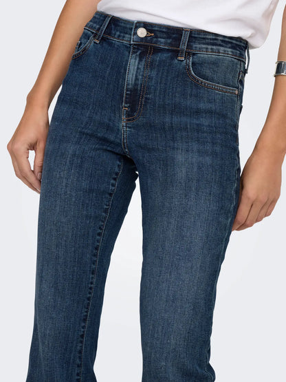 Pantalón vaquero, corte recto y ligeramente acampanado en el bajo.


Composición: 81% Algodón, 17% Poliéster y 2% Elastano.


Se recomienda lavar a mano o en lavadora hasta 30º. No usar lejía, planchar suavemente
del revés hasta 110º y no usar secadora.