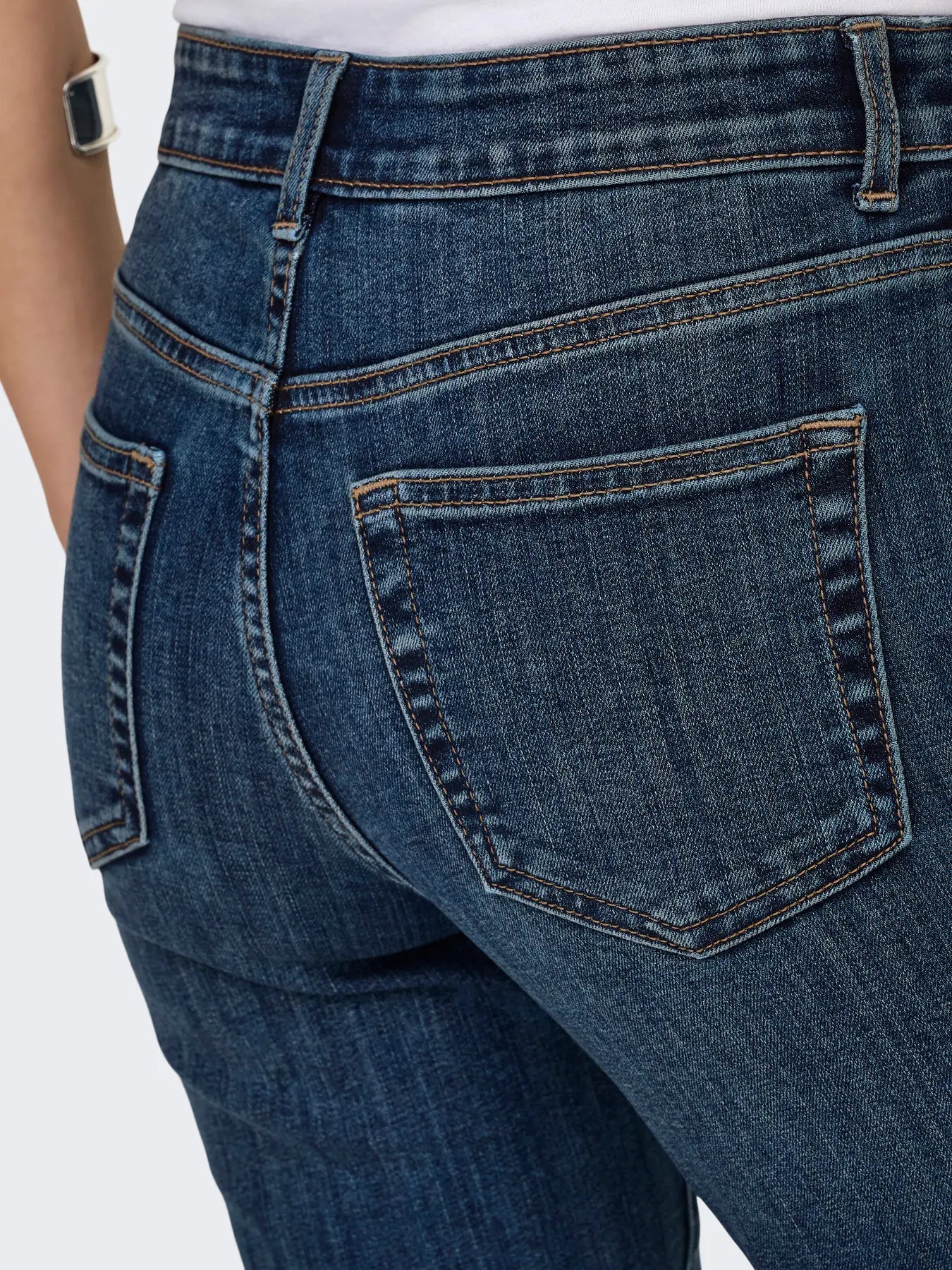 Pantalón vaquero, corte recto y ligeramente acampanado en el bajo.


Composición: 81% Algodón, 17% Poliéster y 2% Elastano.


Se recomienda lavar a mano o en lavadora hasta 30º. No usar lejía, planchar suavemente
del revés hasta 110º y no usar secadora.