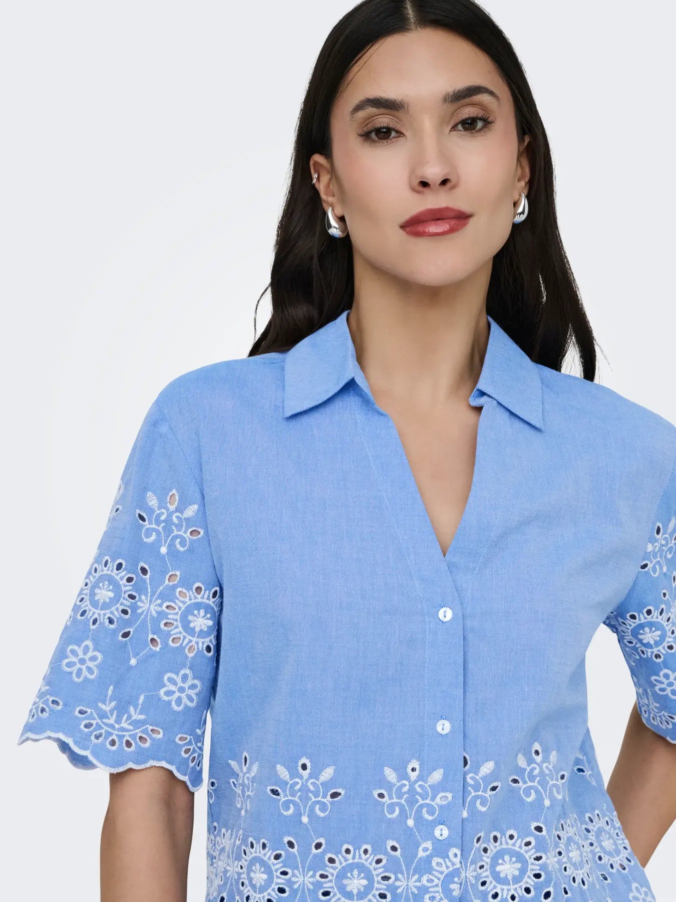 Camisa de manga corta con detalle de precioso troquelado en parte baja de la camisa y en las mangas.


Composición: 100% Algodón.


Se recomienda lavar a mano o en lavadora hasta 30º. No usar lejía, planchar suavemente
del revés hasta 110º y no usar secadora.