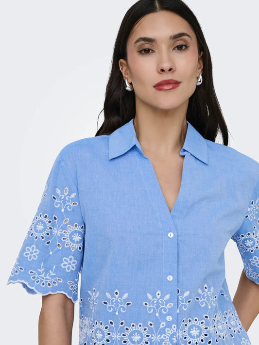 Camisa de manga corta con detalle de precioso troquelado en parte baja de la camisa y en las mangas.


Composición: 100% Algodón.


Se recomienda lavar a mano o en lavadora hasta 30º. No usar lejía, planchar suavemente
del revés hasta 110º y no usar secadora.