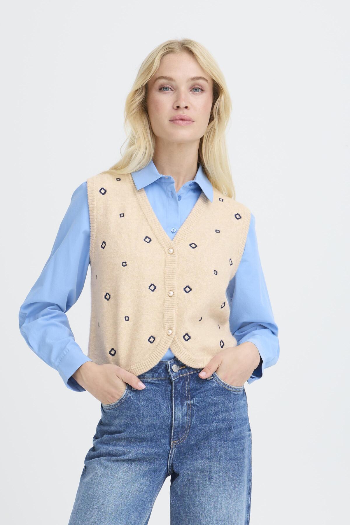 Chaleco de punto, con detalle bordado. Botones de perlas.

Composición: 37% Acrílico, 27% Algodón, 25% Poliéster, 9% Poliamida y 2% Elastano.

Se recomienda lavar a mano o en lavadora hasta 30º. No usar lejía, planchar suavemente del revés hasta 110º y no usar secadora.