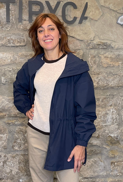 Gabardina Corta Capucha ATIPYCA