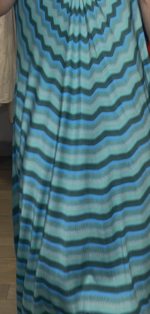 Vestido de tejido agradable que no necesita plancha. Detalle de nudo en pecho.

Composición: 95% Poliéster y 5% elastano.

Se recomienda lavar a mano o en lavadora hasta 30º. No usar lejía, planchar suavemente del revés hasta 110º y no usar secadora.
