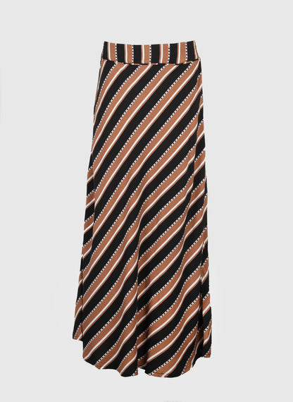 Falda larga estampada, con goma en parte trasera de la cintura.

Composición: 100% Viscosa.

Se recomienda lavar a mano o en lavadora hasta 30º. No usar lejía, planchar suavemente del revés hasta 110º y no usar secadora.