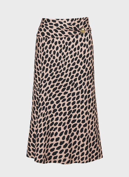 Falda larga estampada, con detalle de aplique en lateral de la cintura, y con goma en parte trasera de la cintura.

Composición: 100% Viscosa.

Se recomienda lavar a mano o en lavadora hasta 30º. No usar lejía, planchar suavemente del revés hasta 110º y no usar secadora.