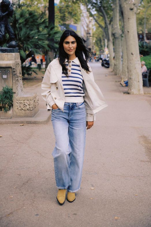 Modelo con gabardina corta beige en el parque Logroño