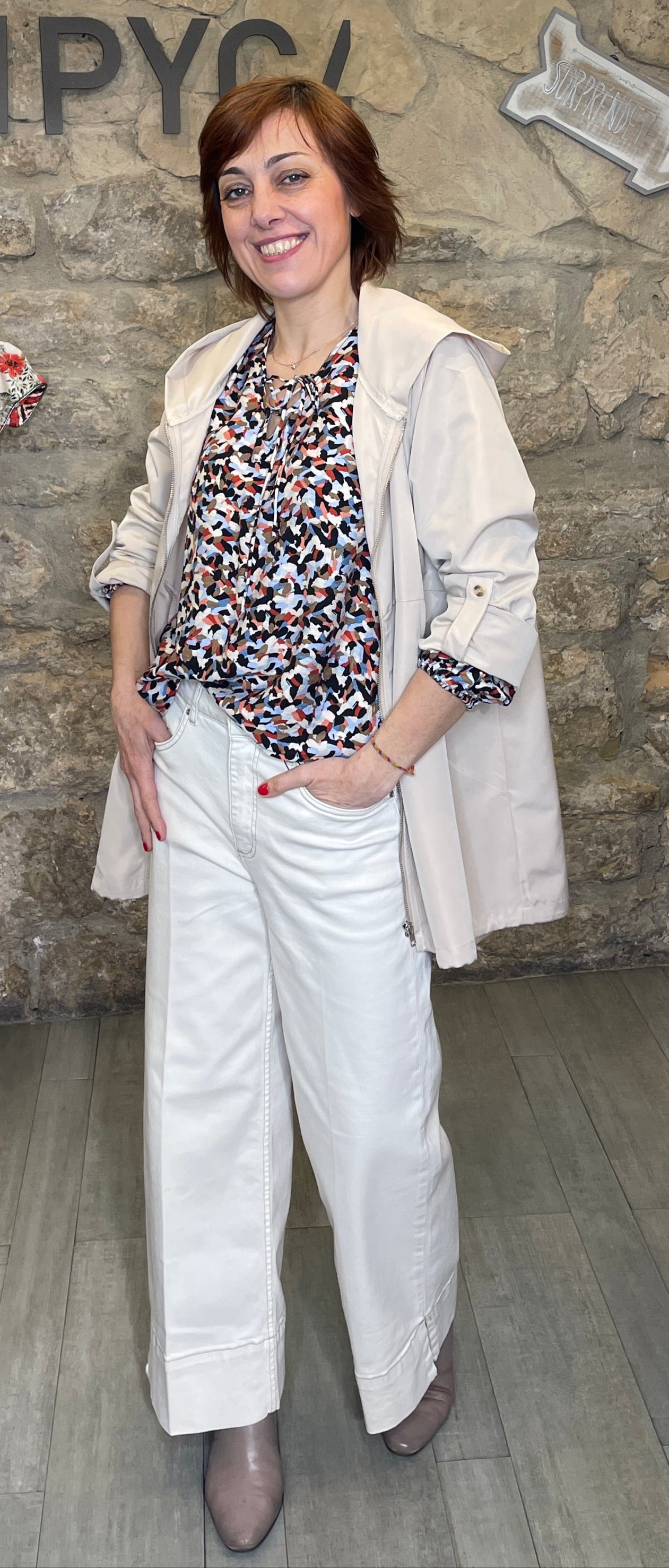 Cazadora ligera, de talla única, con capucha, cierre con cremallera y bolsillos. Mangas con trabilla para poder remangarlas.

Composición: 85% Poliéster y 15% Spandex.

Se recomienda lavar a mano o en lavadora hasta 30º. No usar lejía, planchar suavemente del revés hasta 110º y no usar secadora.
