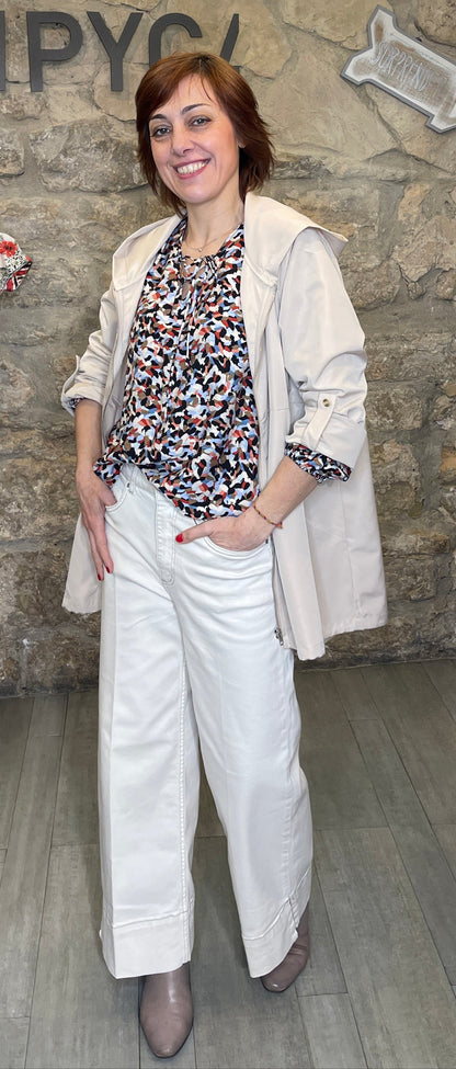 Cazadora ligera, de talla única, con capucha, cierre con cremallera y bolsillos. Mangas con trabilla para poder remangarlas.

Composición: 85% Poliéster y 15% Spandex.

Se recomienda lavar a mano o en lavadora hasta 30º. No usar lejía, planchar suavemente del revés hasta 110º y no usar secadora.