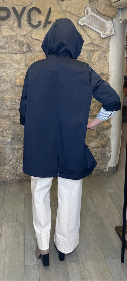 Cazadora ligera, de talla única, con capucha, cierre con cremallera y bolsillos. Mangas con trabilla para poder remangarlas.

Composición: 85% Poliéster y 15% Spandex.

Se recomienda lavar a mano o en lavadora hasta 30º. No usar lejía, planchar suavemente del revés hasta 110º y no usar secadora.