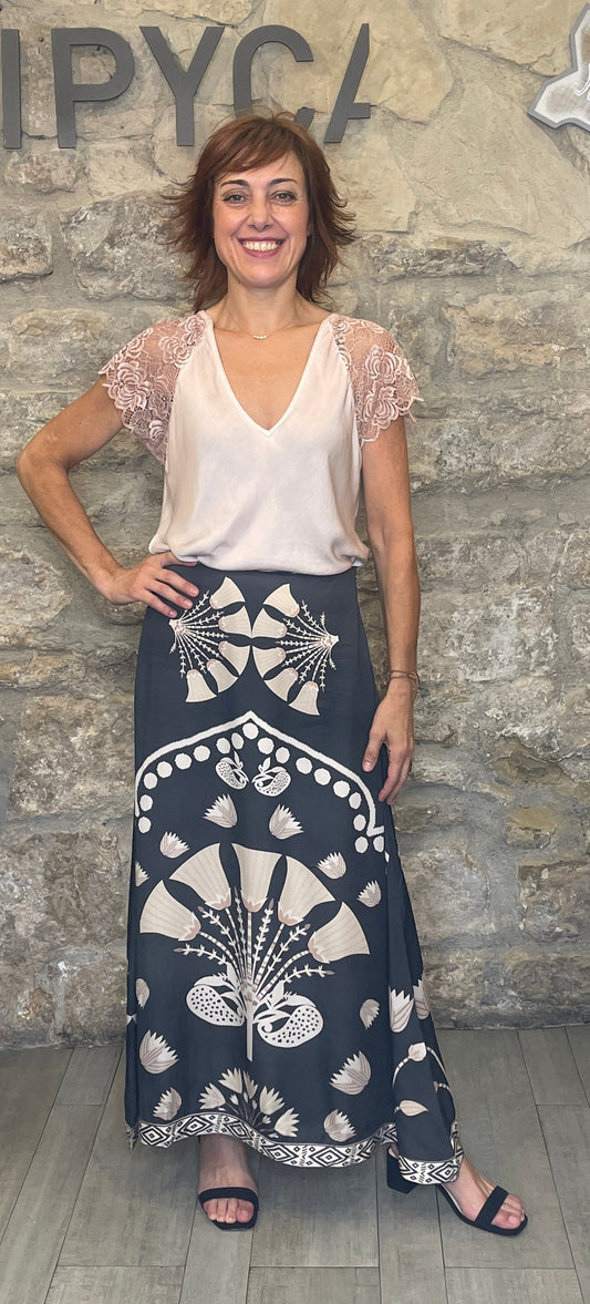 Falda larga modal, con estampado posicional.


Composición: 100% Modal.

Se recomienda lavar a mano o en lavadora hasta 30º. No usar lejía, planchar suavemente del revés hasta 110º y no usar secadora.