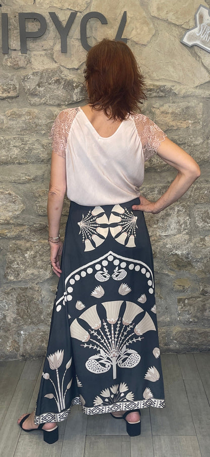 Falda larga modal, con estampado posicional.


Composición: 100% Modal.

Se recomienda lavar a mano o en lavadora hasta 30º. No usar lejía, planchar suavemente del revés hasta 110º y no usar secadora.