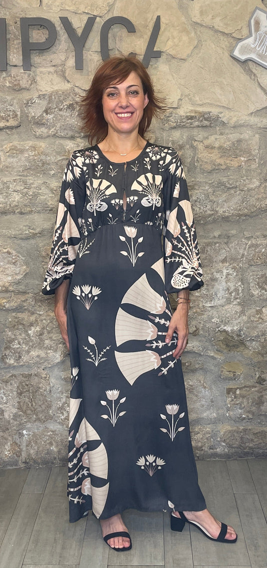 Vestido largo modal, con estampado posicional.


Composición: 100% Modal.

Se recomienda lavar a mano o en lavadora hasta 30º. No usar lejía, planchar suavemente del revés hasta 110º y no usar secadora.