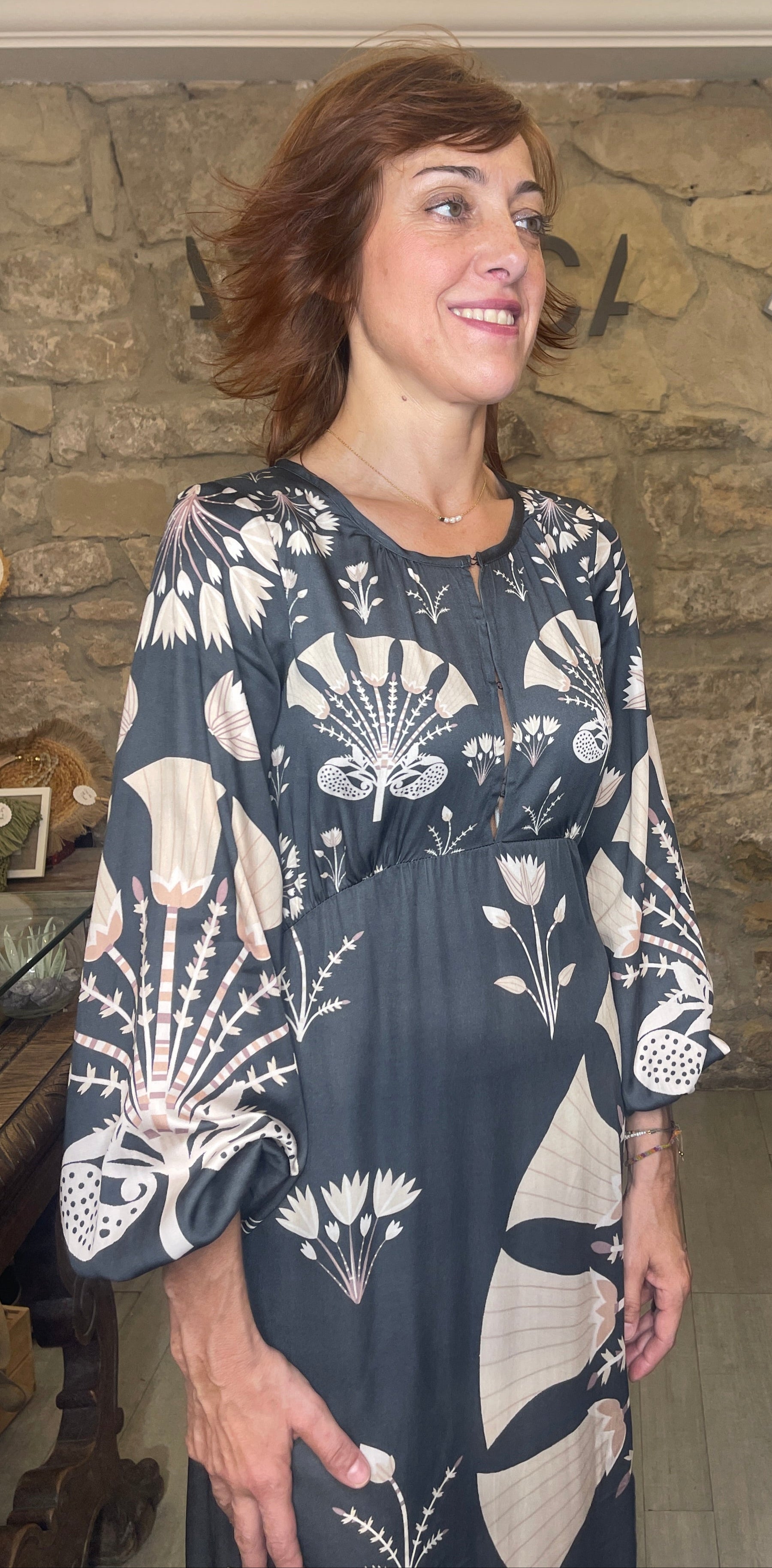 Vestido largo modal, con estampado posicional.


Composición: 100% Modal.

Se recomienda lavar a mano o en lavadora hasta 30º. No usar lejía, planchar suavemente del revés hasta 110º y no usar secadora.