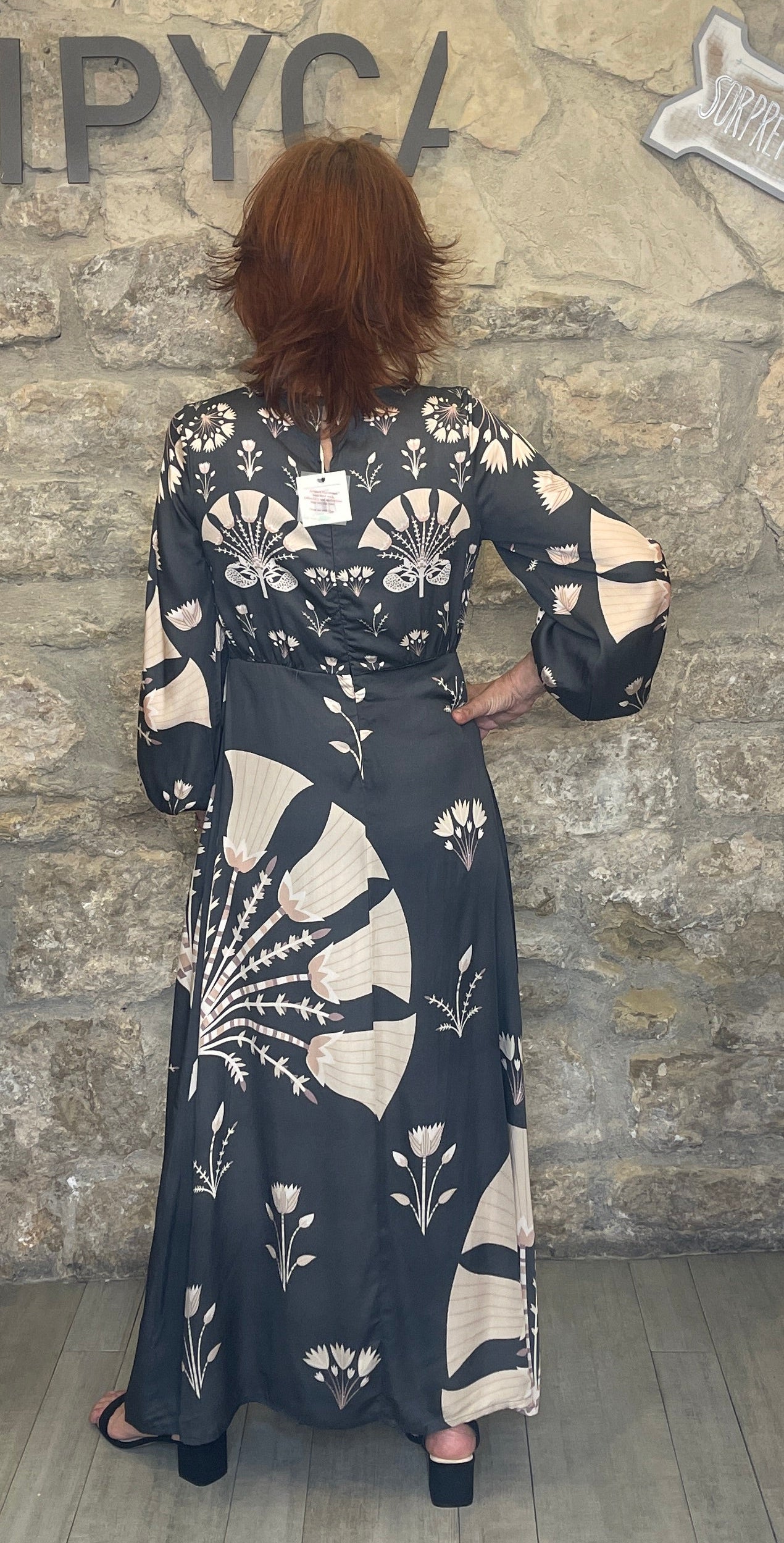 Vestido largo modal, con estampado posicional.


Composición: 100% Modal.

Se recomienda lavar a mano o en lavadora hasta 30º. No usar lejía, planchar suavemente del revés hasta 110º y no usar secadora.