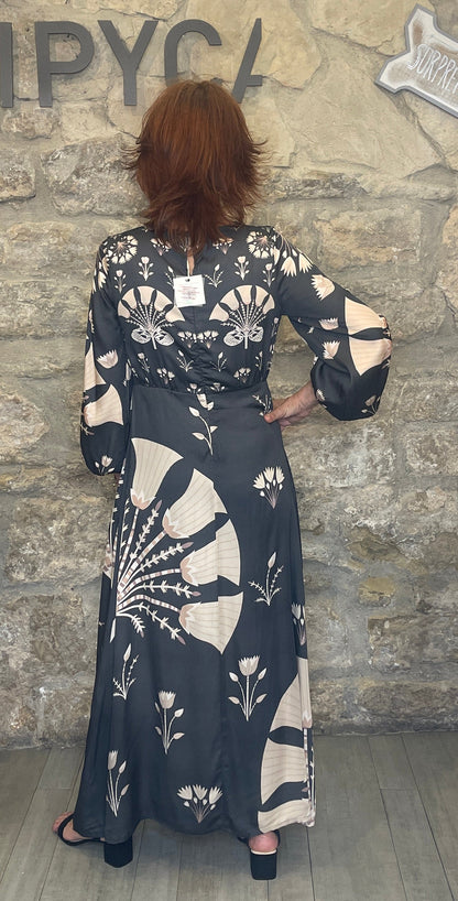 Vestido largo modal, con estampado posicional.


Composición: 100% Modal.

Se recomienda lavar a mano o en lavadora hasta 30º. No usar lejía, planchar suavemente del revés hasta 110º y no usar secadora.