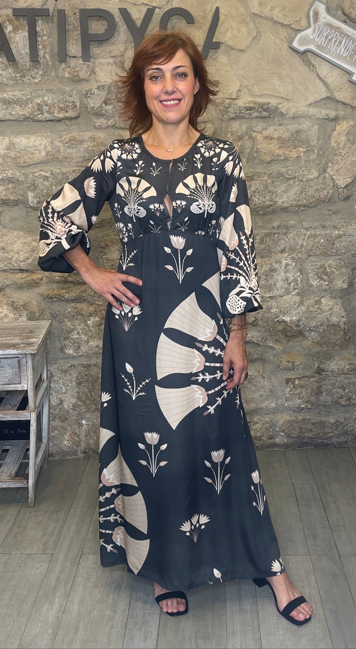Vestido largo modal, con estampado posicional.


Composición: 100% Modal.

Se recomienda lavar a mano o en lavadora hasta 30º. No usar lejía, planchar suavemente del revés hasta 110º y no usar secadora.