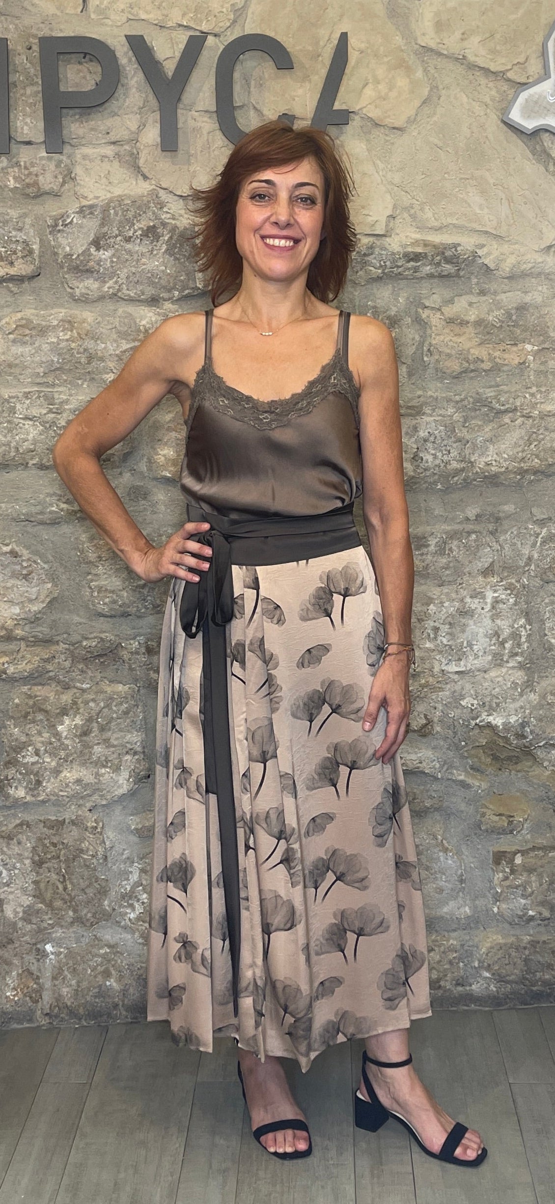 Falda larga estampada y cruzada, con plisado lateral


Composición: 100% Poliéster.

Se recomienda lavar a mano o en lavadora hasta 30º. No usar lejía, planchar suavemente del revés hasta 110º y no usar secadora.