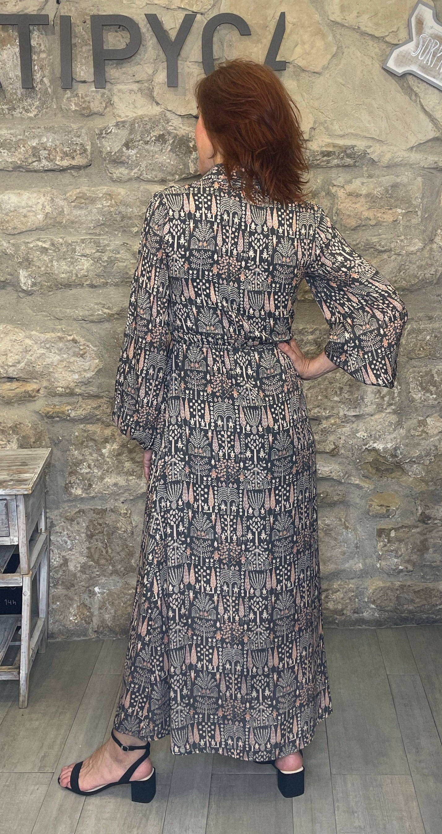 Vestido largo camisero en viscosa estampada.


Composición: 100% Viscosa.

Se recomienda lavar a mano o en lavadora hasta 30º. No usar lejía, planchar suavemente del revés hasta 110º y no usar secadora.