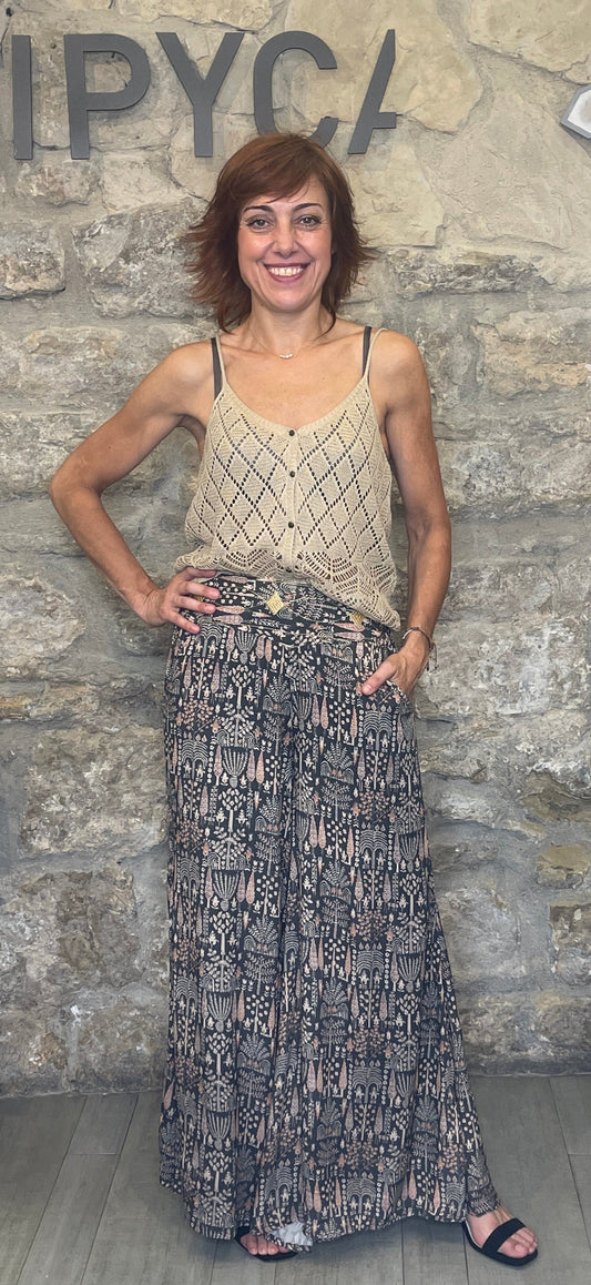 Pantalón fluido, estampado.


Composición: 100% Viscosa.

Se recomienda lavar a mano o en lavadora hasta 30º. No usar lejía, planchar suavemente del revés hasta 110º y no usar secadora.