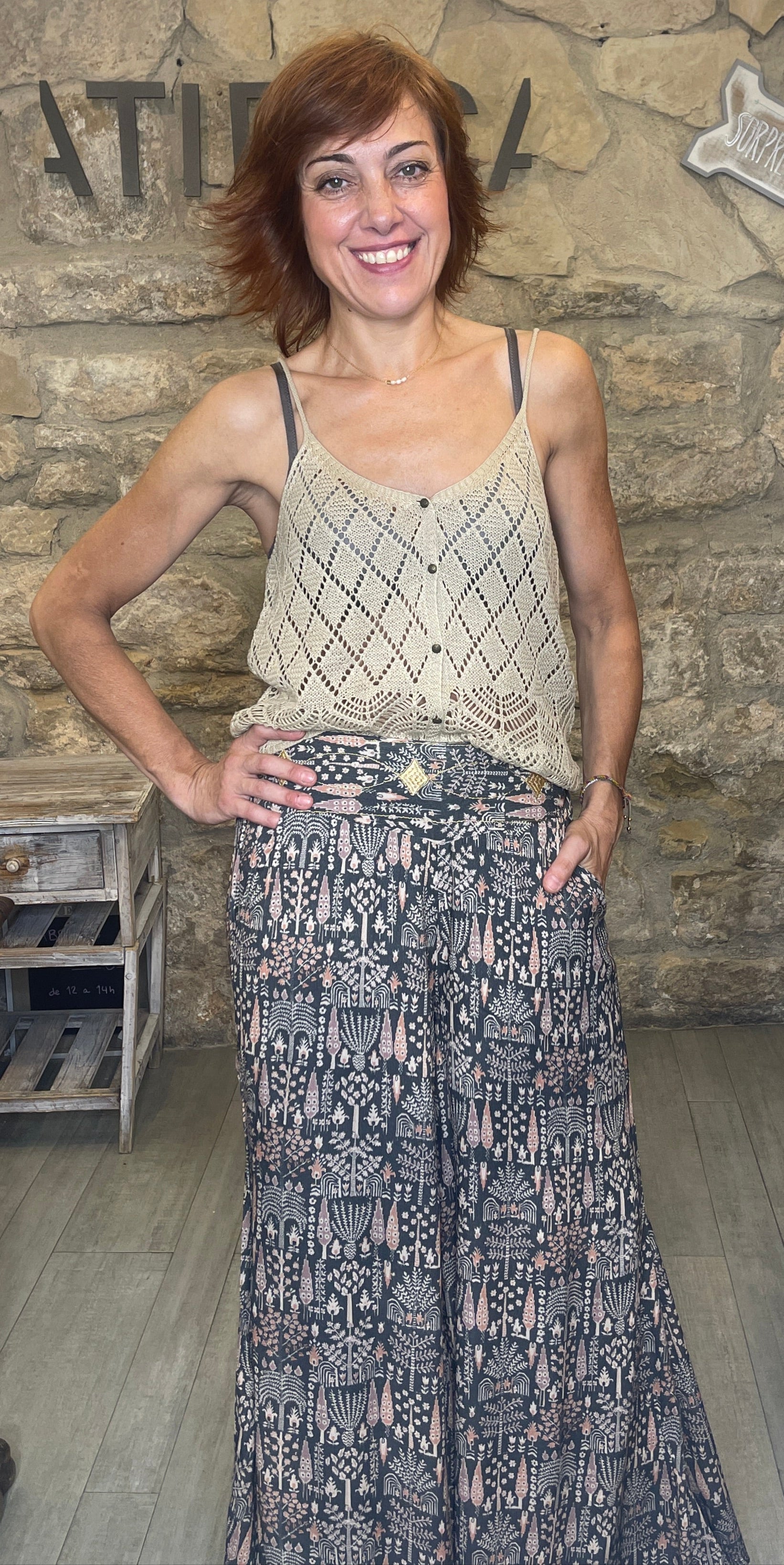 Pantalón fluido, estampado.


Composición: 100% Viscosa.

Se recomienda lavar a mano o en lavadora hasta 30º. No usar lejía, planchar suavemente del revés hasta 110º y no usar secadora.